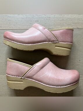 Dansko Pink Milled Burnished Slip On Leather Clog Sz 38 / 7.5